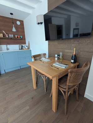 Dining - Stylish New Apartment in Central Seaview - 5 Star Comfort! (Seaview)