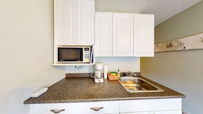 Fridge, microwave, coffee/tea maker - Okanagan - Whitefoot Lodge 314 (Beaverdell)