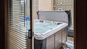 Indoor spa tub - Okanagan - Tree Tops 35 (Beaverdell)