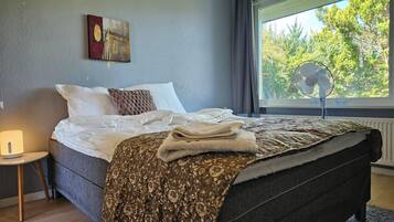 3 bedrooms, iron/ironing board, internet, bed sheets