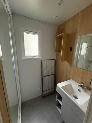 Shower, towels, toilet paper - 4-star campsite (Saint-Hilaire-de-Riez)
