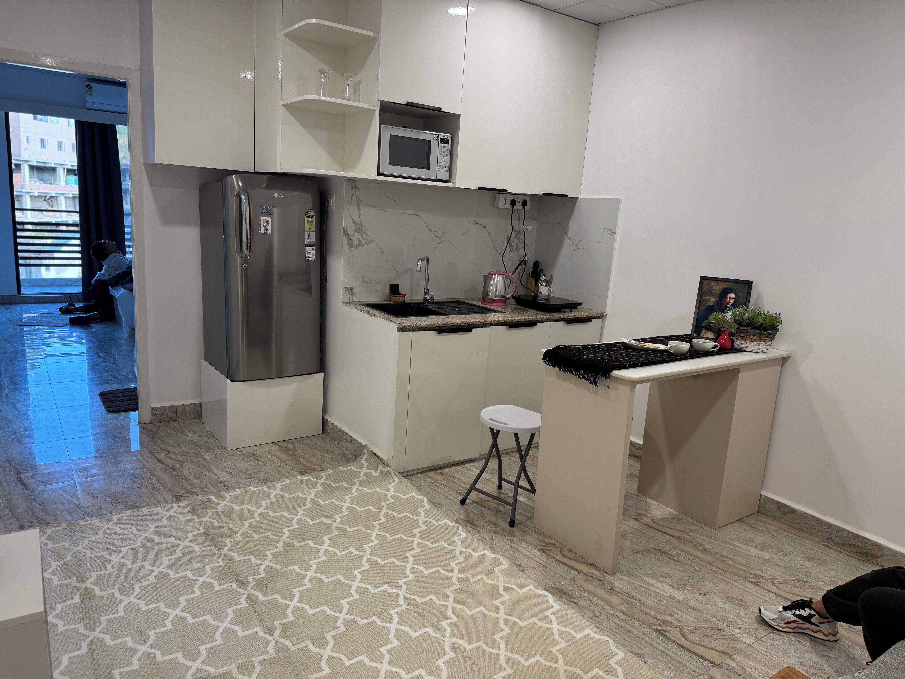 Refrigerador, tetera/pava eléctrica, utensilios de cocina