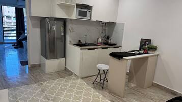 Refrigerador, tetera/pava eléctrica, utensilios de cocina