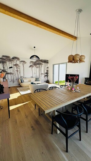 Dining - Villa Marcus — Sleeps 10 — 5 mins from the beach (Sainte-Marie-de-Ré)