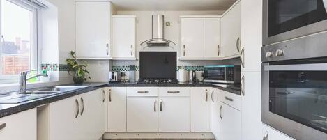 Réfrigérateur, four à micro-ondes, un four, surface de cuisson