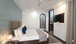 Desk, iron/ironing board, free WiFi - Hotel The Caves New delhi (New Delhi)