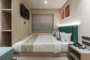 Deluxe-Zimmer, Stadtblick | Schreibtisch, laptopgeeigneter Arbeitsplatz, Verdunkelungsvorhänge