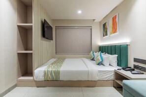 Schreibtisch, laptopgeeigneter Arbeitsplatz, Verdunkelungsvorhänge