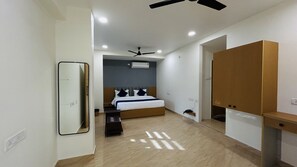 Deluxe Room | Desk, laptop workspace, free WiFi