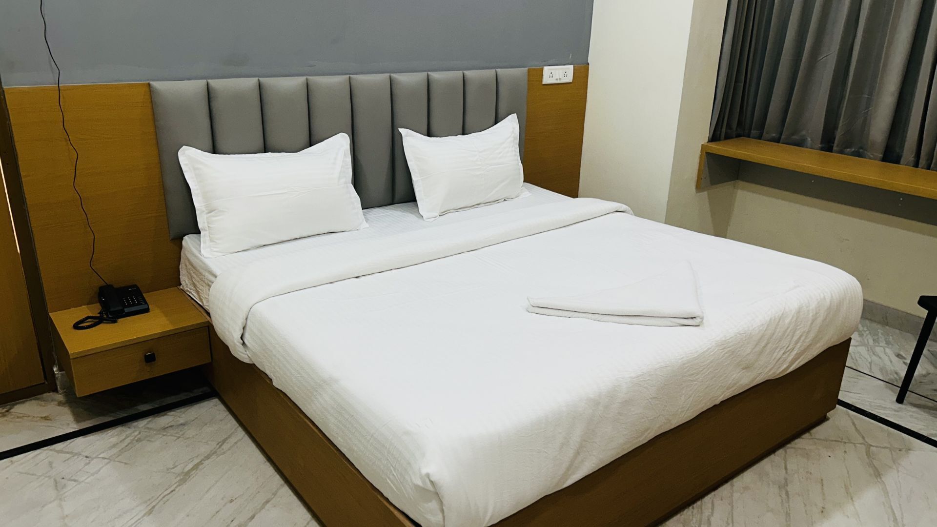 Desk, laptop workspace, free WiFi