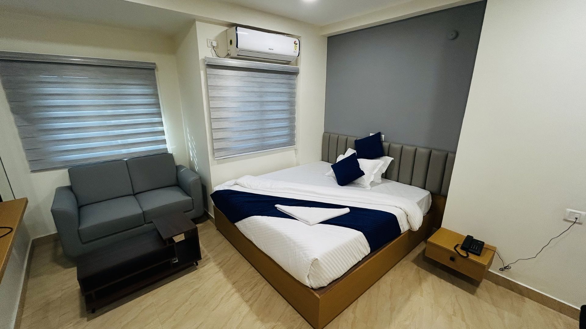 Desk, laptop workspace, free WiFi