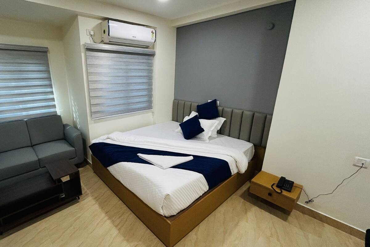 Desk, laptop workspace, free WiFi