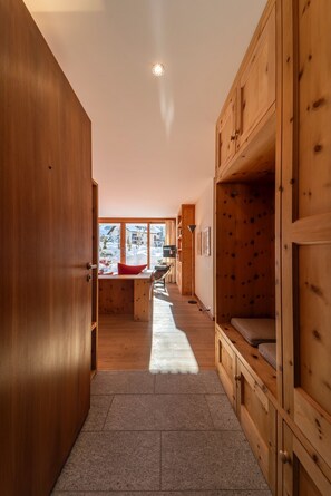 Interior - Abitaziun Staz 2 Apartment in Pontresina with Terrace, Lift & WiFi (Pontresina)