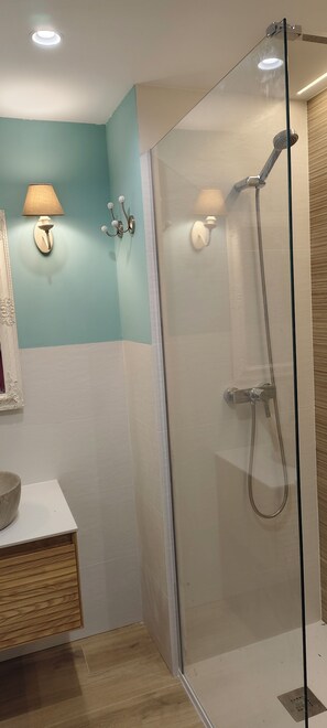 Shower, hair dryer, towels, soap - Spacious apartment between the sea and the mountains, with incredible views. (Polop)