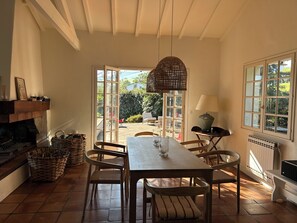 Dining - Beautiful family home in the heart of the Basque countryside, less than 30 minutes from the beaches (ESPELETTE)