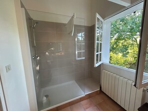 Dusche, Haartrockner, Handtücher, Seife