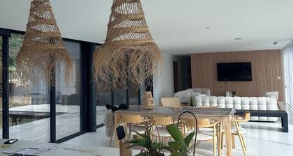 A 10 mn Ă pieds de lâocĂ©an, entre dunes, forĂȘt et espaces sauvages protĂ©gĂ©s