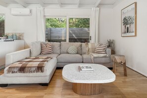 Televisor intel·ligent i llibres 