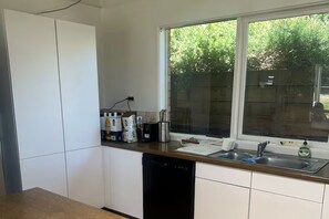 Fridge, microwave, oven, stovetop - Moonbay by Ready Set Stay (Rye)