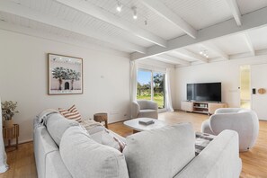 Televisor intel·ligent i llibres 