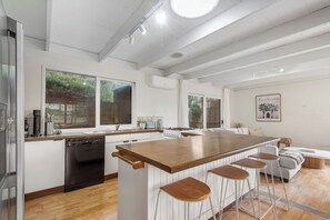 Frigorífic, microones, forn i placa de cuina 