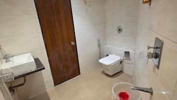 Ducha, artículos de tocador gratuitos, toallas, papel higiénico