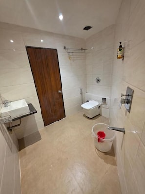 Deluxe-Doppelzimmer | Badezimmer | Dusche, kostenlose Toilettenartikel, Handtücher, Toilettenpapier