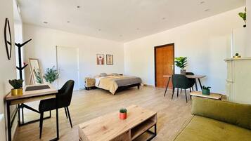 Caja de seguridad en la habitación y escritorio