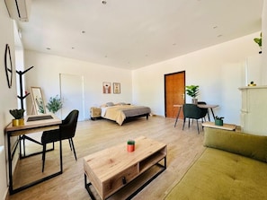 Caja de seguridad en la habitación y escritorio