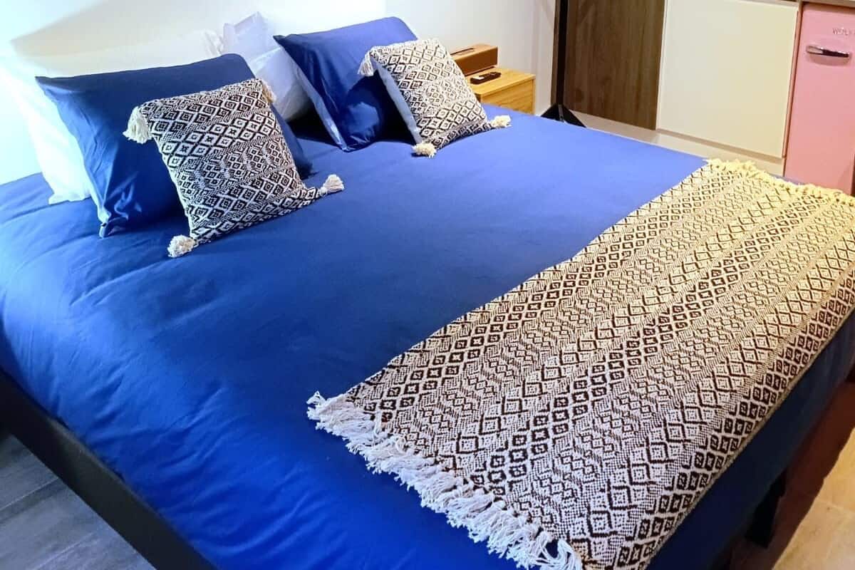 Caja de seguridad en la habitación y escritorio