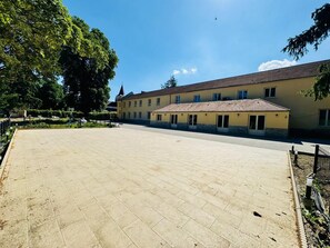 Vista frontal de la propiedad