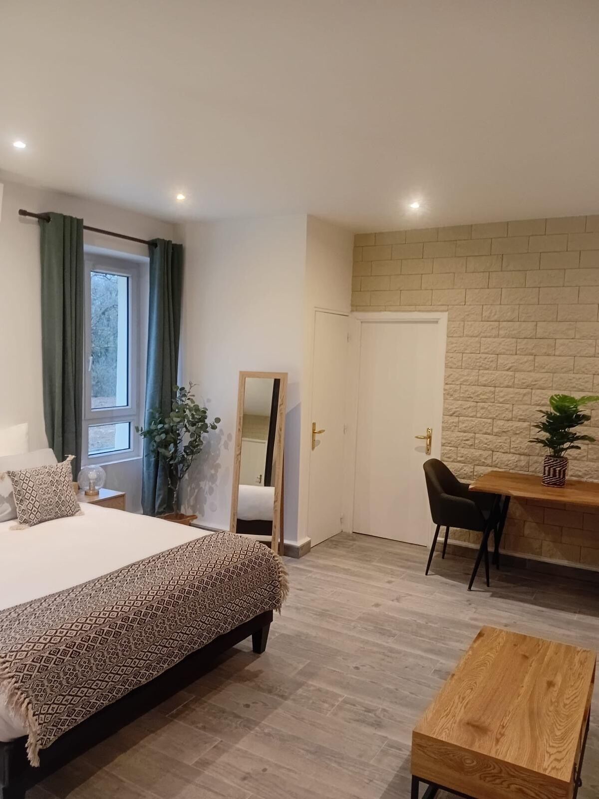 Un dormitorio moderno con cama, escritorio y silla.