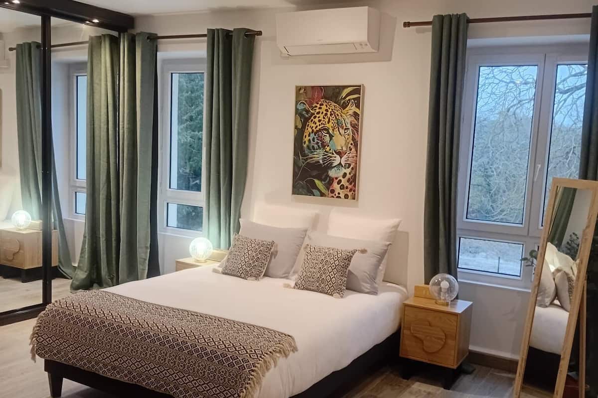 Caja de seguridad en la habitación y escritorio