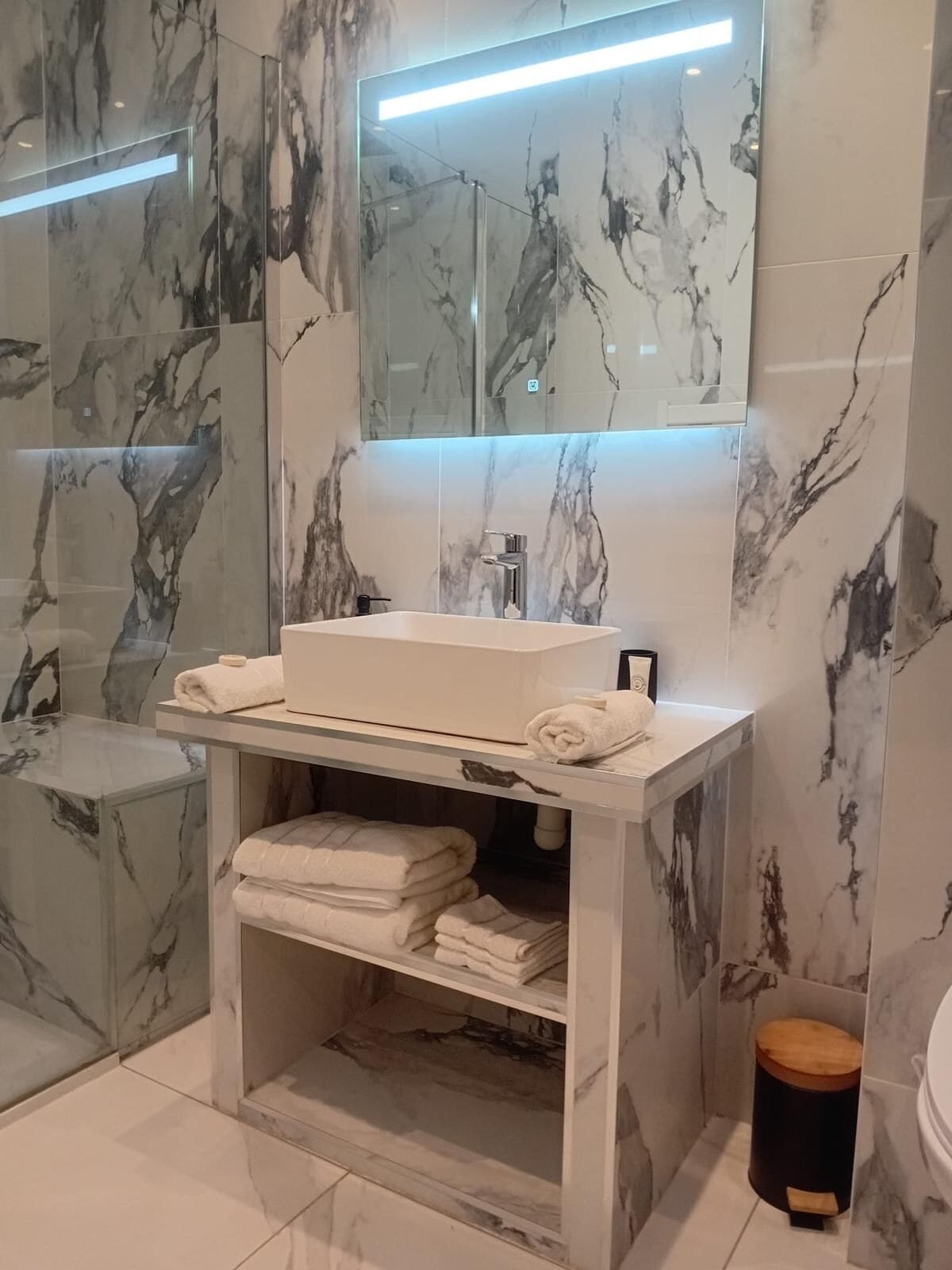 Een douche, gratis toiletartikelen, een haardroger, handdoeken