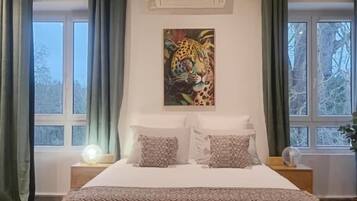 Doppia Comfort, vista giardino | Una cassaforte in camera, una scrivania, postazione laptop