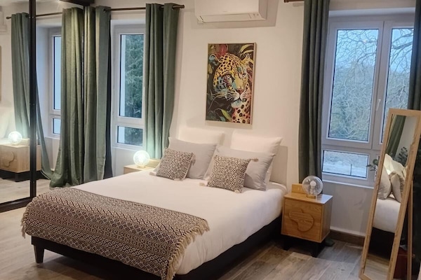 Zimmersafe, Schreibtisch, laptopgeeigneter Arbeitsplatz