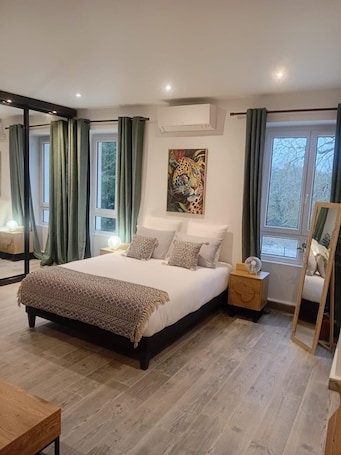 In-room safe, desk, laptop workspace, free WiFi. LE PARC D'EDEN