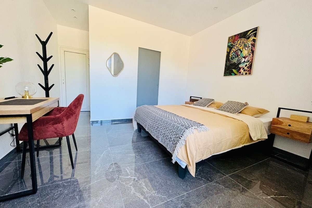 Caja fuerte, escritorio, espacio para trabajar con un portátil