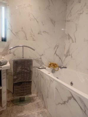 Deluxe Suite, Garden View | Bathroom | Shower, free toiletries, hair dryer, towels - LE PARC D'EDEN (Villeneuve-sous-Dammartin)