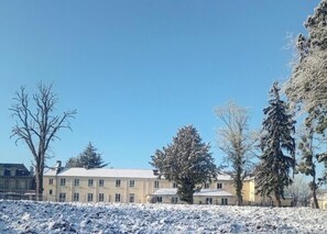 Vista frontal de la propiedad