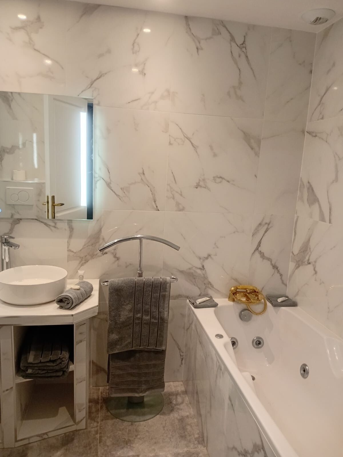 Suite Deluks, pemandangan kebun | Kamar mandi | Shower, perlengkapan mandi gratis, pengering rambut, dan handuk