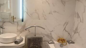 Suite Deluks, pemandangan kebun | Kamar mandi | Shower, perlengkapan mandi gratis, pengering rambut, dan handuk