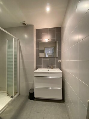 Regadera, toallas, jabón, papel de baño 