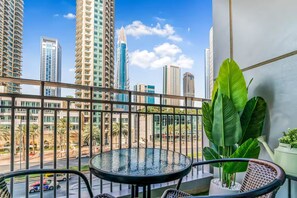 Outdoor dining - Luxury Studio Retreat with Balcony (Dubai)