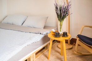 Deluxe-Doppelzimmer, Balkon, Stadtblick | Schreibtisch, laptopgeeigneter Arbeitsplatz, kostenloses WLAN