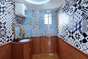 Deluxe-Doppelzimmer, Balkon, Stadtblick | Badezimmer | Dusche, kostenlose Toilettenartikel, Haartrockner, Handtücher