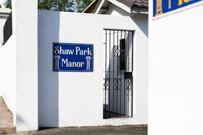 Exterior detail - Spacious two bedroom apartment in Ocho Rio very close to all attractions (Ocho Rios)