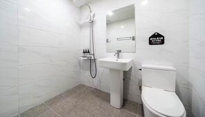 Standard Double Room, 1 Queen Bed | Bathroom - Daily Motel (Incheon)