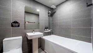 Standard Double Room, 1 Queen Bed | Bathroom - Daily Motel (Incheon)