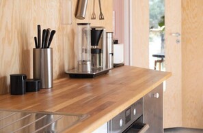 Frigorífico, horno, placa de cocina y lavavajillas